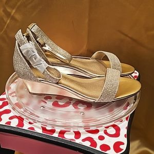 J new DREAM PAIRS Women's Ingrid Ankle Strap Low Wedge Sandal Sz 8 gold glitter